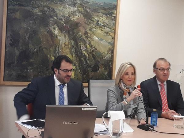 La fiscal Superior de Andalucía, Ana Tárrago, junto al delegado especial de la Agencia Estatal de la Administración Tributaria en Andalucía, Jorge Ramírez, y el jefe de la de la Abogacía del Estado en Andalucía, Eusebio Pérez.