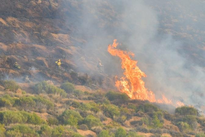 Bomberos luchan contra el fuego en el incendio de Lecrín. 