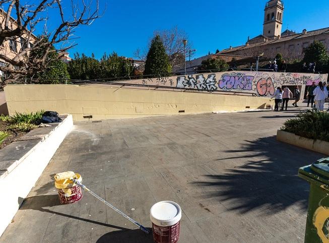 Limpieza de pintadas en la Plaza Sor Cristina de la Cruz de Arteaga. 