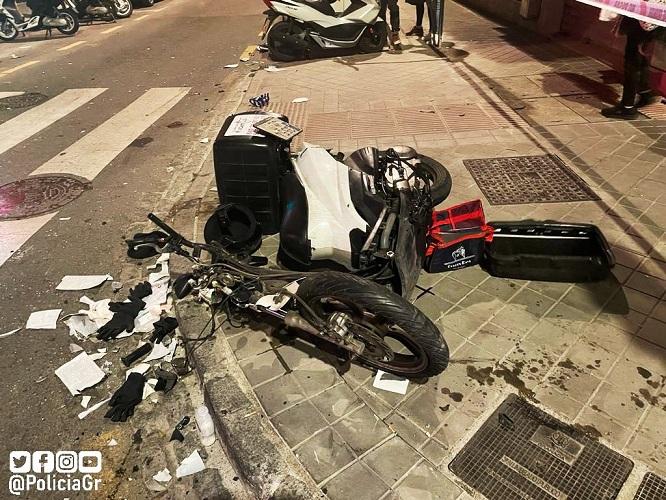 La moto del repartidor quedó completamente destrozada por el choque. 