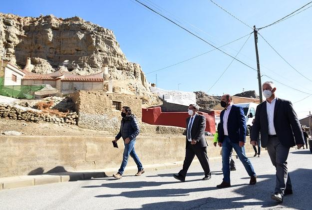 Visita de responsables de Diputación a Fonelas, uno de los pueblos con casas-cueva.