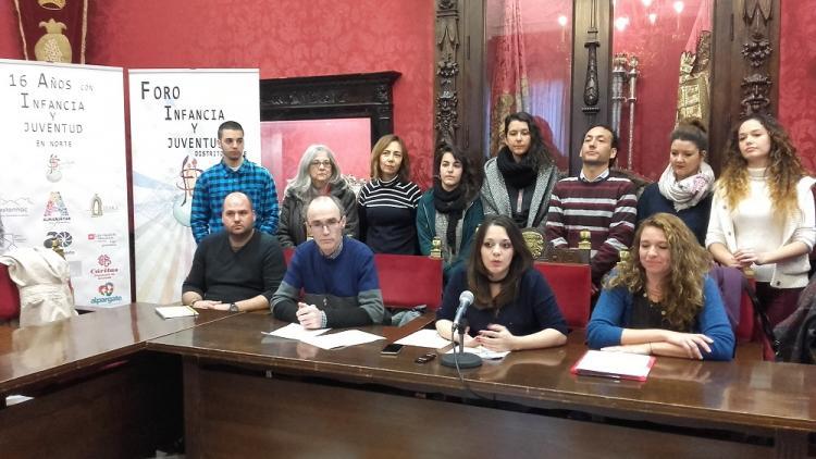 Jemi Sánchez, en una imagen de archivo, con los integrantes del Foro de la Infancia y la Juventud de la Zona Norte. Jemi Sánchez, en una imagen de archivo, con los integrantes del Foro de la Infancia y la Juventud de la Zona Norte.