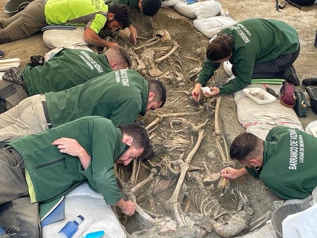 El equipo, durante el laborioso y minucioso trabajo para recuperar los restos óseos.