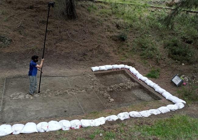 Impresionante imagen de los trabajos previos a las excavaciones en el fondo del Barranco de Víznar.