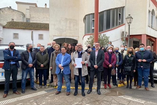 Miembros del PP, con la moción presentada al Consorcio. 