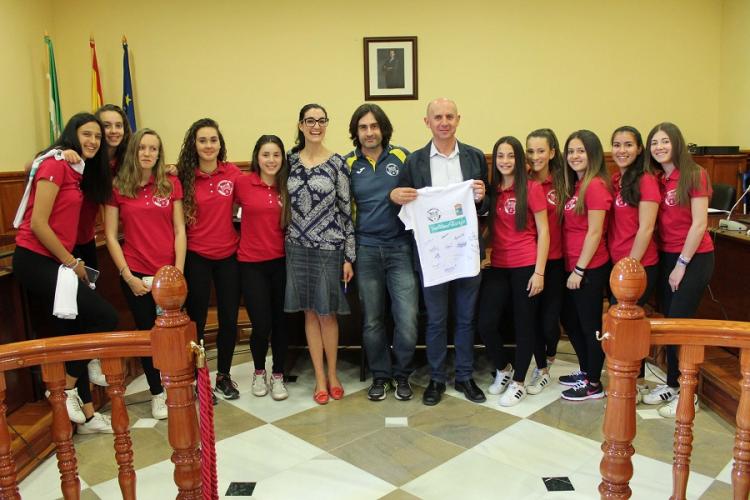 El equipo, durante la recepción municipal. 