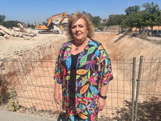 Fátima Gómez, junto al solar, en obras, que se usaba como aparcamiento junto a la Diputación.