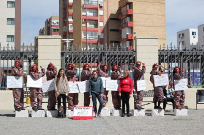 Performance “¡No te quedes de piedra! Muévete por la igualdad”, de Acción en Red Andalucía.
