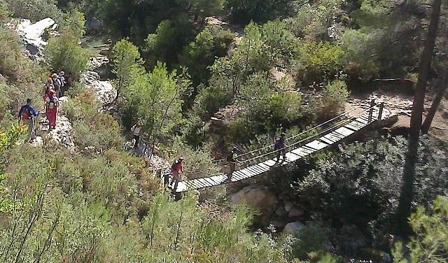 Senderistas en la ruta del río Verde.