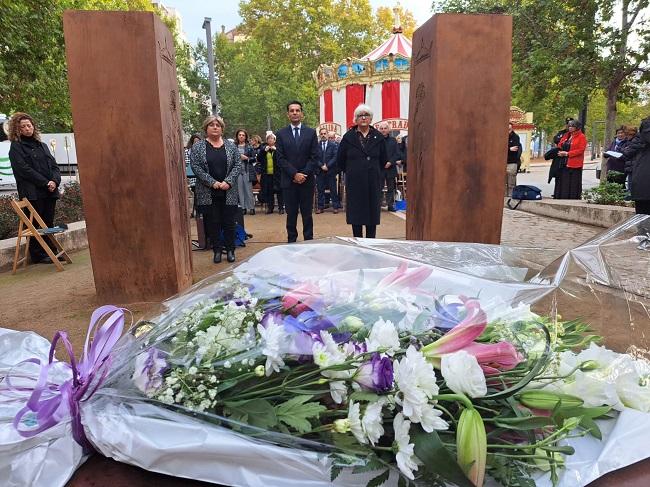 Ofrenda floral ante el monolito en Granada a las víctimas de la violencia de género.