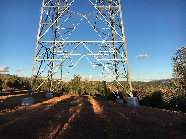 Base de una de las torres de alta tensión de la línea 400 kV.