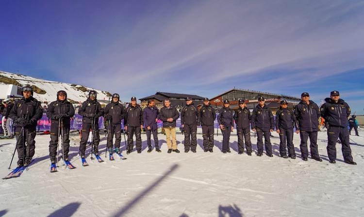 Miembros del Núcleo de Esquí de la Policía Adscrita, en Borreguiles. 