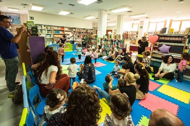 Sesión de cuentacuentos en la ludoteca. 