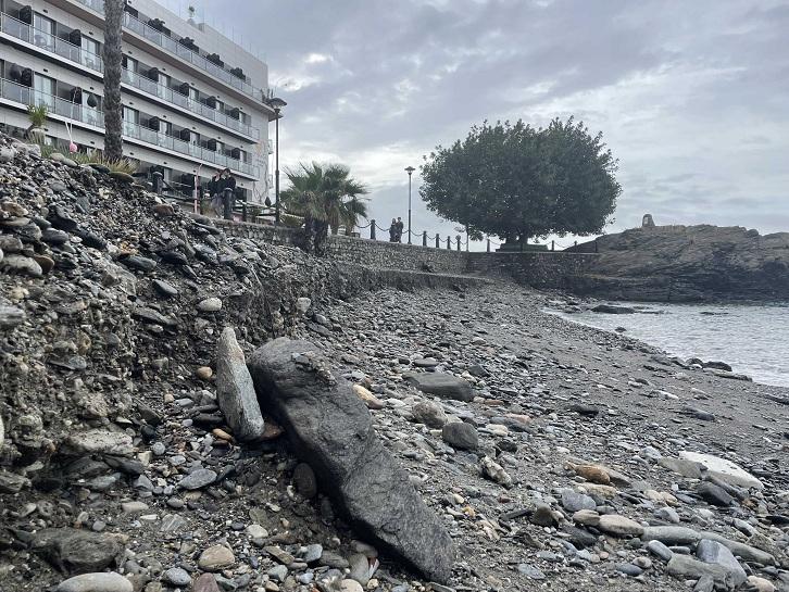 Escalón formado en la playa de Cotobro tras el temporal del domingo.
