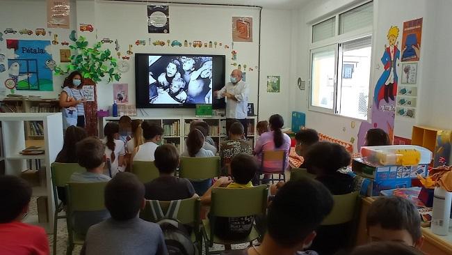 Los estudiantes ven una imagen de La Desbandá, en la que más de 5000 niños fueron víctimas de los bombardeos por parte de la aviación nazi, aliada del dictador Franco.