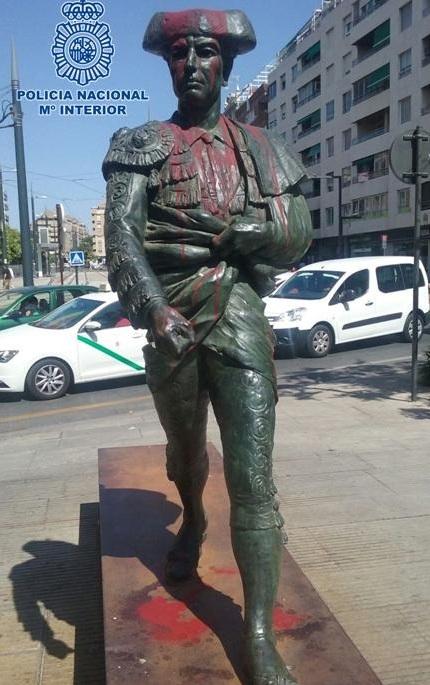 La estatua, con pintura roja. 