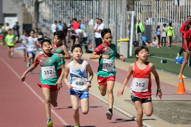 Niños practican atletismo en Atarfe.