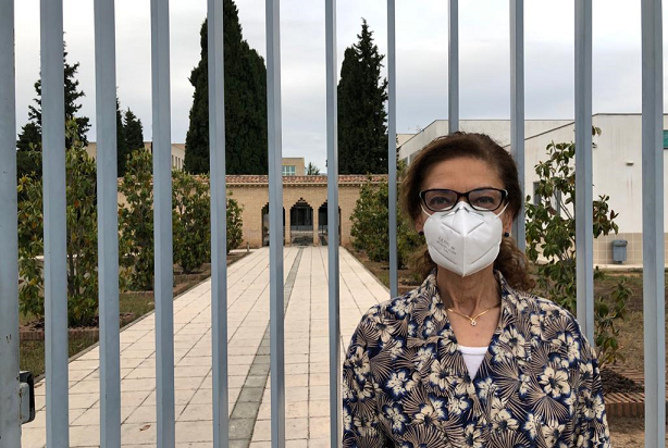 La delegada de Educación, Ana Berrocal, en la entrada del centro. 