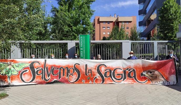 En la entrega de alegaciones se ha expuesto una pancarta en defensa de la Sierra de la Sagra. 