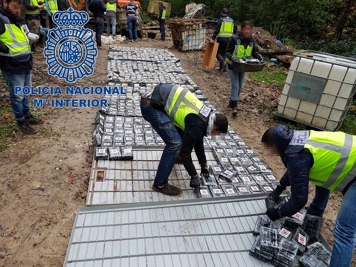 Los agentes colocan los paquetes de cocaína localizados.