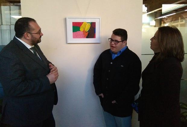 Alberto Amate, junto a uno de sus dibujos.