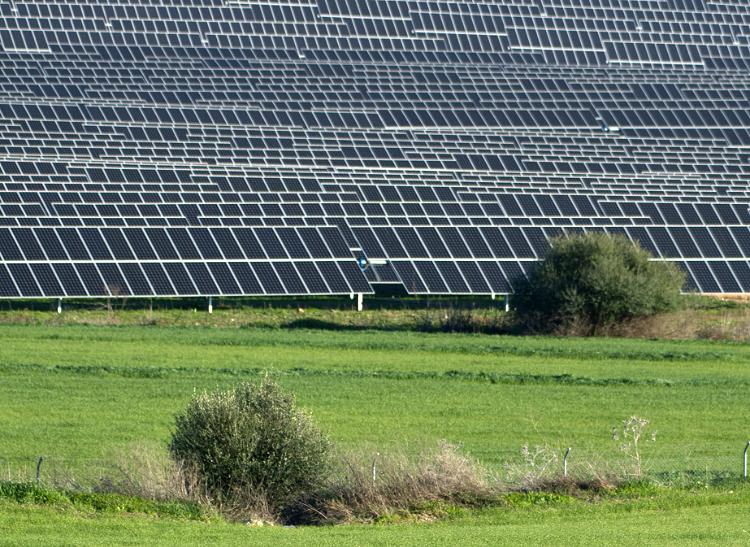 Planta fotovoltaica en una zona de estepa. 