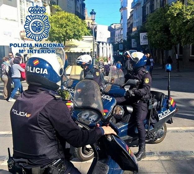 Agentes de Policía en una foto de archivo.