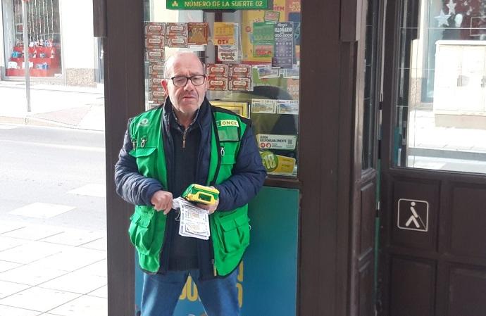 Antonio Barquier, vendedor que ha repartido los premios en Guadix. 