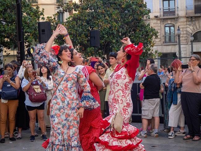 Jóvenes bailando en la fiesta del Día de la Cruz el pasado año.