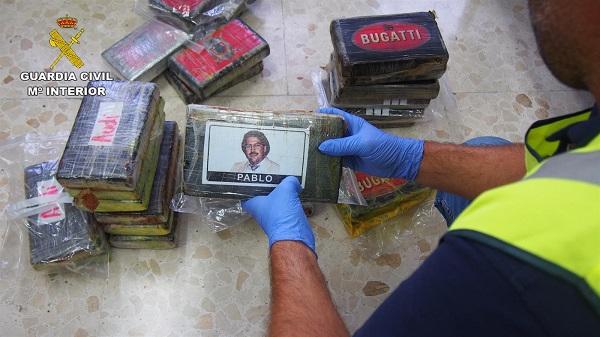 Fotografía de los paquetes de cocaína, uno de ellos con la imagen de Pablo Escobar, narco cuya historia se ha llevado a películas y series.
