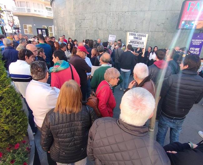 Concentración a las puertas del Ayuntamiento de Maracena.