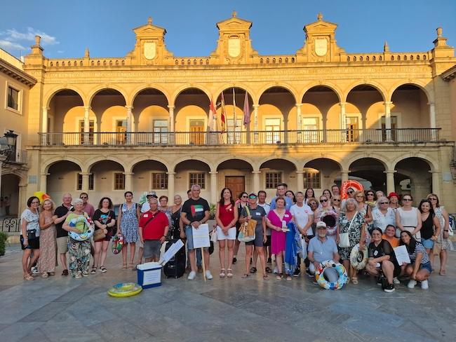 Concentración esta tarde ante el Ayuntamiento de Guadix por el cierre de la piscina.