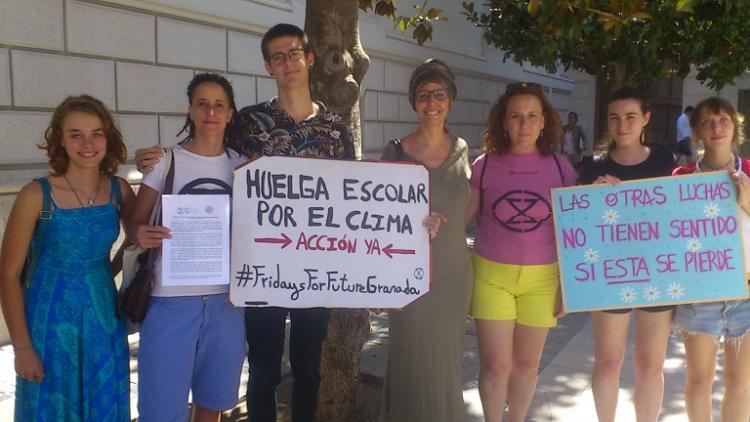 Miembros de los colectivos, en la puerta del Ayuntamiento, con el documento presentado. 