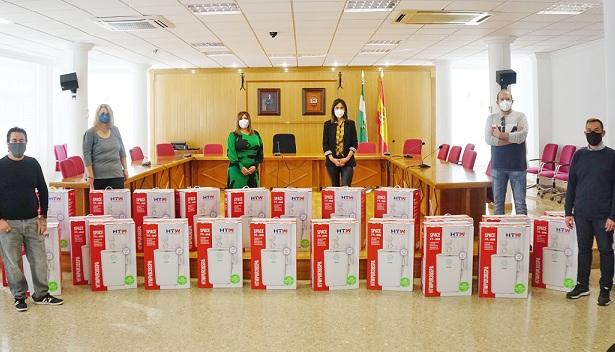 Autoridades municipales, con las cajas de filtros Hepa que se van a instalar.