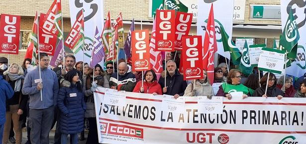 Concentración frente al Centro Periférico de Especialidades Cartuja