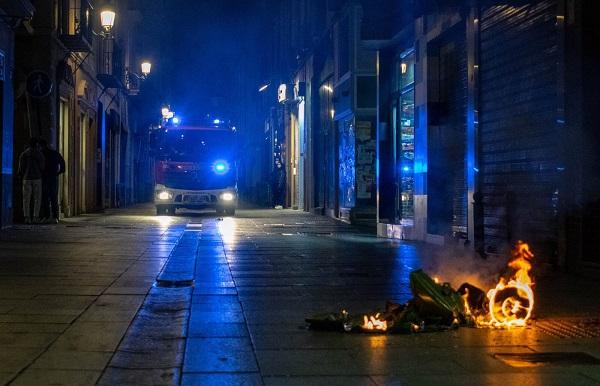En los incidentes de este sábado de nuevo ha habido quema de contenedores y otro mobiliario urbano.
