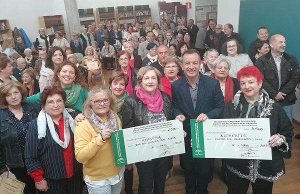 Foto de familia en el acto de entrega de los fondos. 