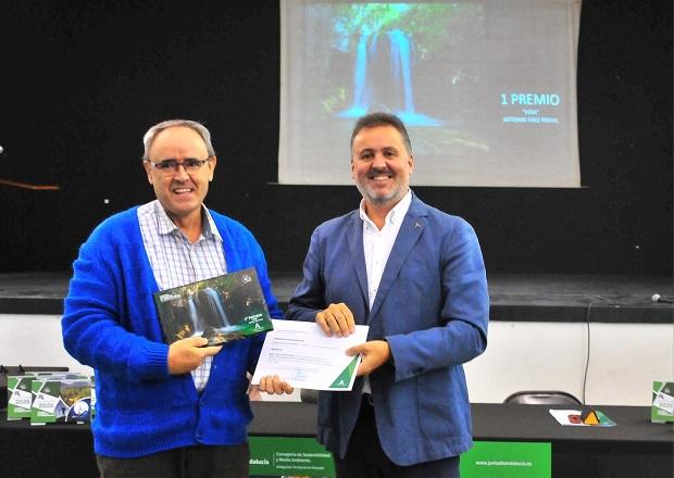 El delegado territorial con el ganador del primer premio.