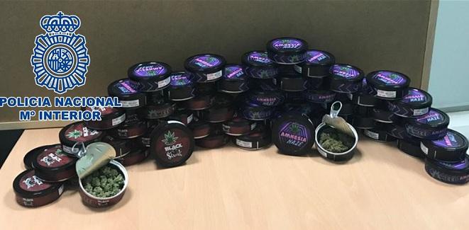 Latas con marihuana intervenidas. 