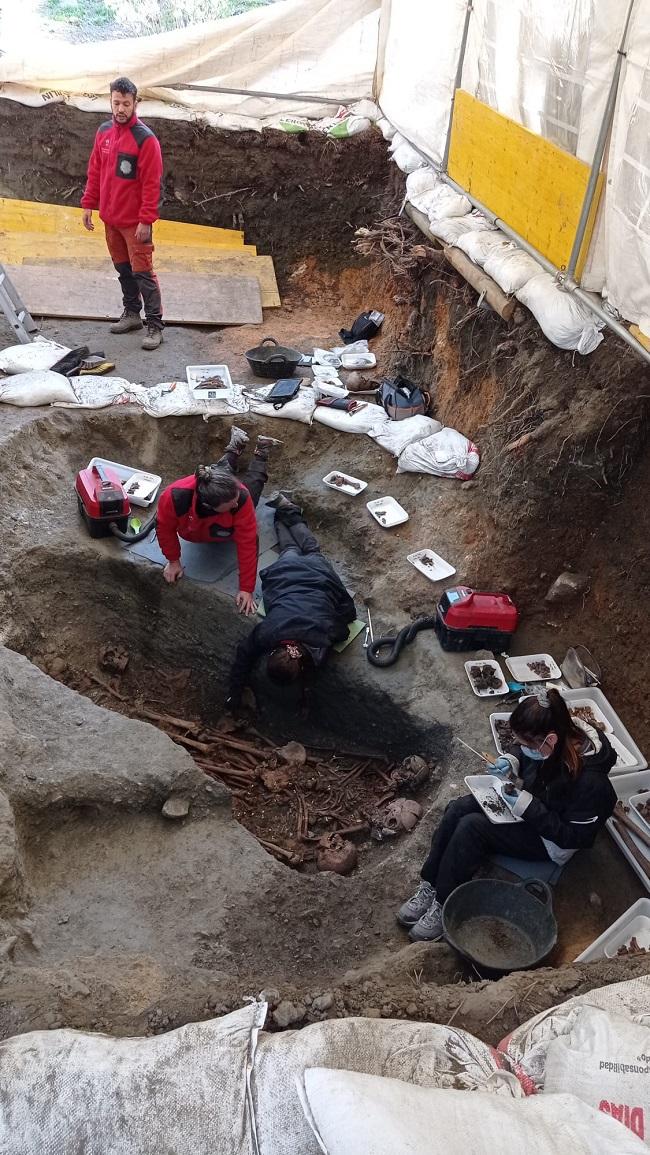 Trabajos en las fosas de víctimas del franquismo del Barranco de Víznar.