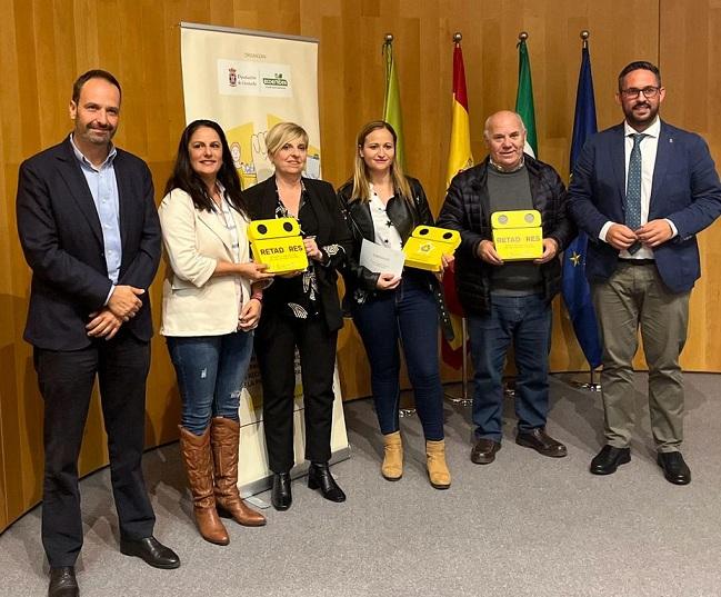 Responsables municipales recogen el premio de la campaña 'Retadores'. 