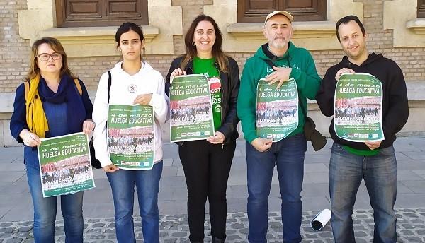 Representantes de sindicatos y familias, este miércoles. Representantes de sindicatos y familias, este miércoles.