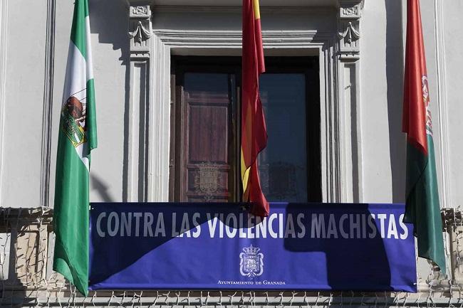 Imagen de archivo del Ayuntamiento de Granada con un cartel contra las violencias machistas.