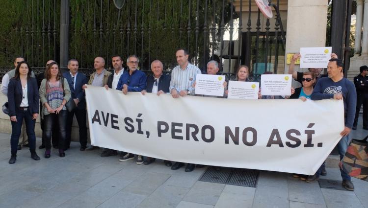 Concentración a las puertas de la Subdelegación del Gobierno.