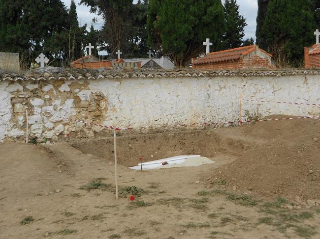 Primera excavación en la fosa del cementerio de Tocón de Íllora en 2013.