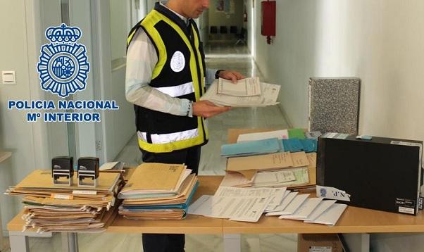 Un agente examina documentación de los detenidos Un agente examina documentación de los detenidos.