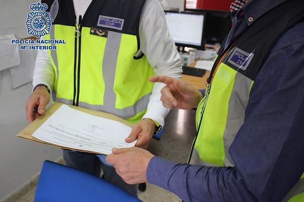 Agentes examinan documentación.