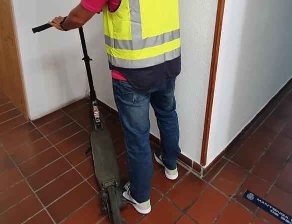 Imagen de archivo de un agente con un patinete robado Imagen de archivo de un agente con un patinete robado.