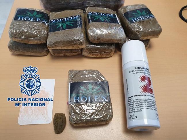 Hachís incautado al joven. Hachís incautado al joven.