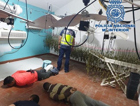 Varios detenidos, en el suelo durante la intervención policial.